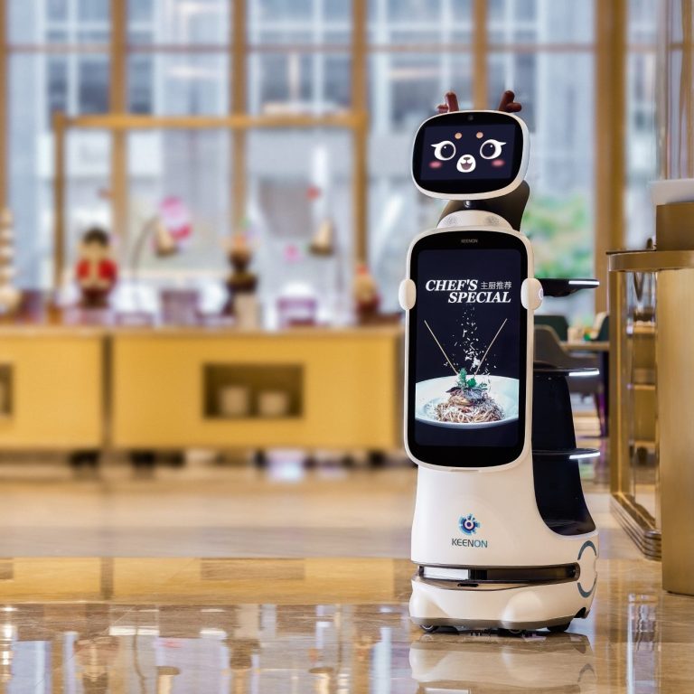 KENNON DINERBOT T10 Serviceroboter präsentiert Produkte auf Großbildschirm